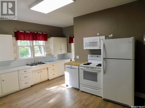 1 4Th Street E, Willow Bunch, SK - Indoor Photo Showing Kitchen With Double Sink