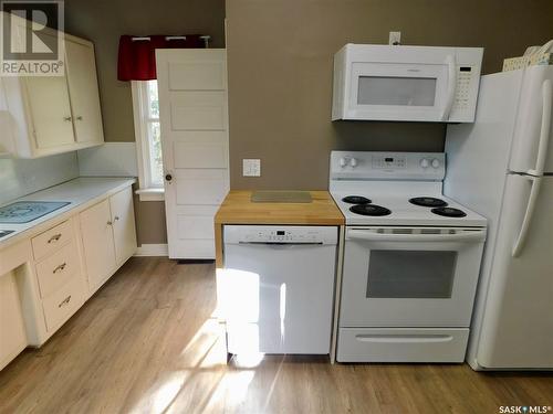 1 4Th Street E, Willow Bunch, SK - Indoor Photo Showing Kitchen