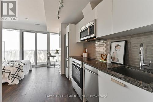 4607 - 42 Charles Street E, Toronto (Church-Yonge Corridor), ON - Indoor Photo Showing Kitchen With Upgraded Kitchen