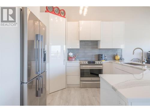 124 Sarsons Road Unit# 70, Vernon, BC - Indoor Photo Showing Kitchen With Upgraded Kitchen