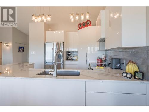 124 Sarsons Road Unit# 70, Vernon, BC - Indoor Photo Showing Kitchen With Upgraded Kitchen