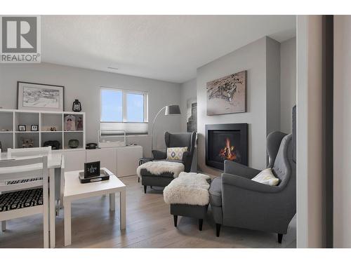 124 Sarsons Road Unit# 70, Vernon, BC - Indoor Photo Showing Living Room With Fireplace