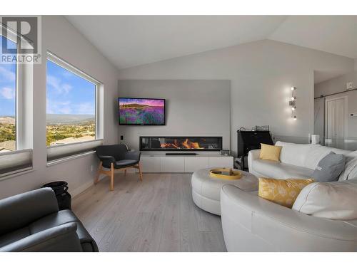 124 Sarsons Road Unit# 70, Vernon, BC - Indoor Photo Showing Living Room