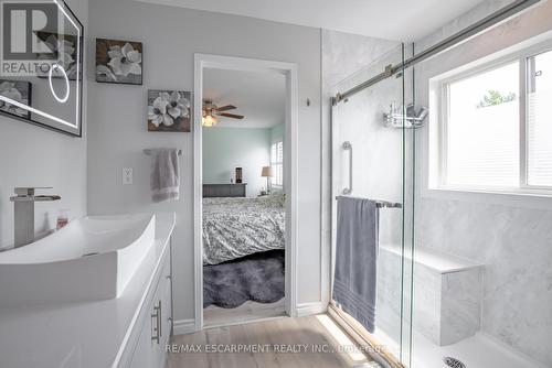 93 Bradley Avenue, Hamilton, ON - Indoor Photo Showing Bathroom