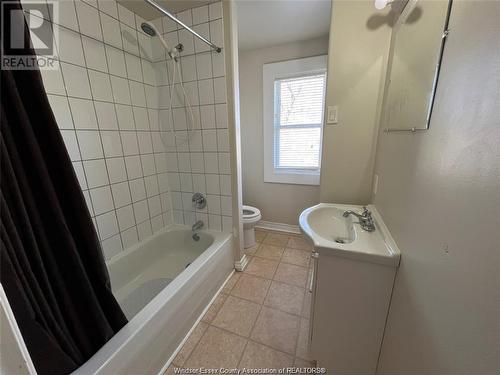 430-32 Campbell Avenue, Windsor, ON - Indoor Photo Showing Bathroom