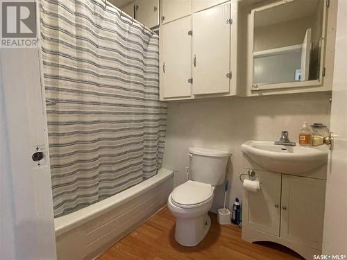 111 Sidney Street, Maple Creek, SK - Indoor Photo Showing Bathroom