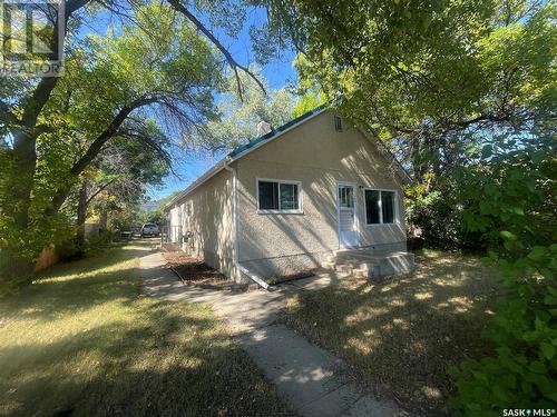 111 Sidney Street, Maple Creek, SK - Outdoor