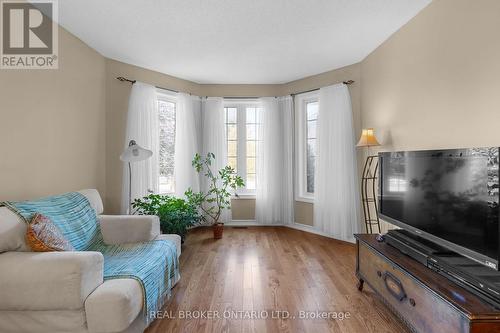 55 Stephanie Lane, Barrie (Painswick South), ON - Indoor Photo Showing Living Room