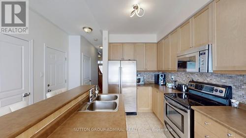 25 Thistle Avenue, Richmond Hill, ON - Indoor Photo Showing Kitchen With Double Sink