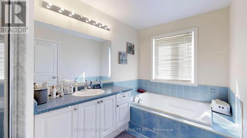 25 Thistle Avenue, Richmond Hill, ON - Indoor Photo Showing Bathroom