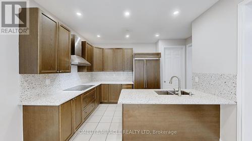 195 Sussexvale Drive, Brampton (Sandringham-Wellington), ON - Indoor Photo Showing Kitchen With Upgraded Kitchen