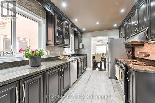 2227 Shipwright Road, Oakville, ON - Indoor Photo Showing Kitchen With Upgraded Kitchen