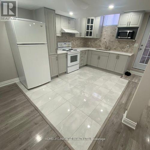 5 Bryony Road, Brampton, ON - Indoor Photo Showing Kitchen