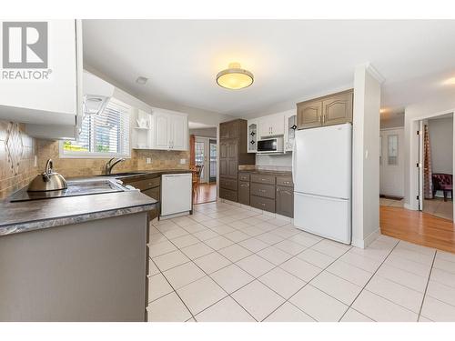 3146 Paris Street Unit# 209, Penticton, BC - Indoor Photo Showing Kitchen