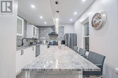 4733 River Road, Niagara Falls, ON - Indoor Photo Showing Kitchen With Upgraded Kitchen