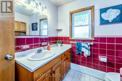 54 Third Street, Welland, ON - Indoor Photo Showing Bathroom