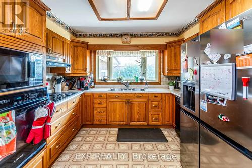 54 Third Street, Welland, ON - Indoor Photo Showing Kitchen With Double Sink