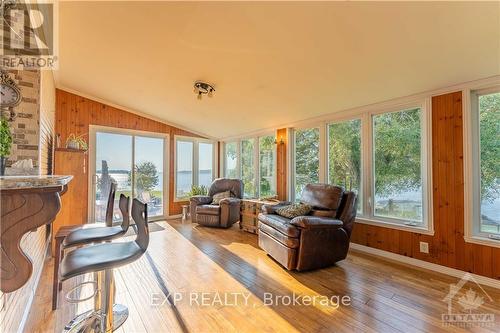 3619 Concession Road 1 Road, Prescott And Russell, ON - Indoor Photo Showing Living Room