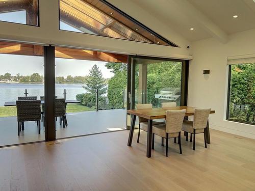 Dining room - 191 Rue Saraguay E., Montréal (Pierrefonds-Roxboro), QC - Indoor Photo Showing Dining Room With Body Of Water