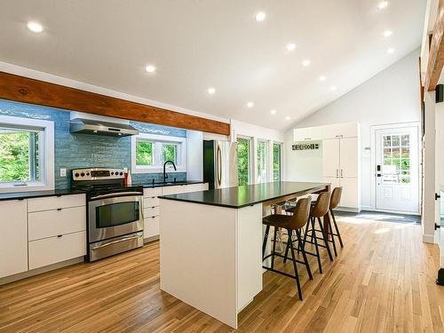 Cuisine - 439 Ch. Du Roc, Saint-Sauveur, QC - Indoor Photo Showing Kitchen With Upgraded Kitchen