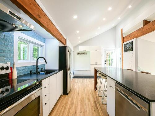 Kitchen - 439 Ch. Du Roc, Saint-Sauveur, QC - Indoor Photo Showing Kitchen With Double Sink With Upgraded Kitchen