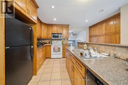 3180 Fleming Boulevard, Innisfil, ON - Indoor Photo Showing Kitchen With Double Sink