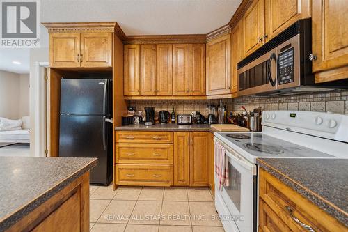 3180 Fleming Boulevard, Innisfil, ON - Indoor Photo Showing Kitchen