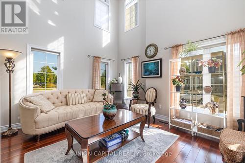 60 Nappa Street, Richmond Hill, ON - Indoor Photo Showing Living Room