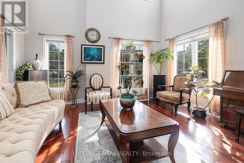 60 Nappa Street, Richmond Hill, ON - Indoor Photo Showing Living Room