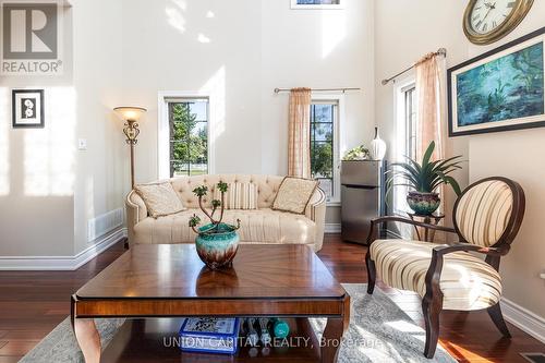 60 Nappa Street, Richmond Hill, ON - Indoor Photo Showing Living Room