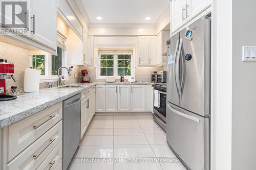 60 Nappa Street, Richmond Hill, ON - Indoor Photo Showing Kitchen