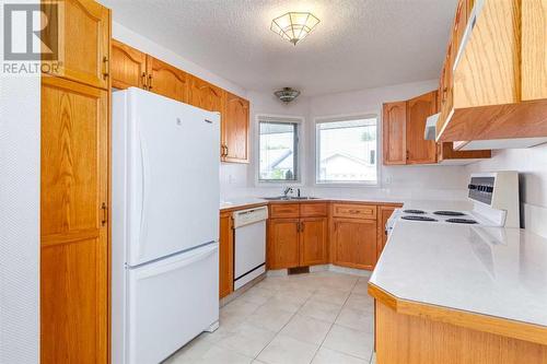 89 Riverview Point Se, Calgary, AB - Indoor Photo Showing Kitchen