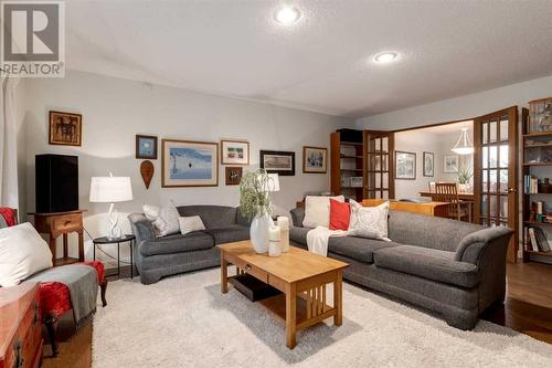 41 Strabane Place Sw, Calgary, AB - Indoor Photo Showing Living Room