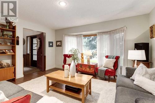 41 Strabane Place Sw, Calgary, AB - Indoor Photo Showing Living Room