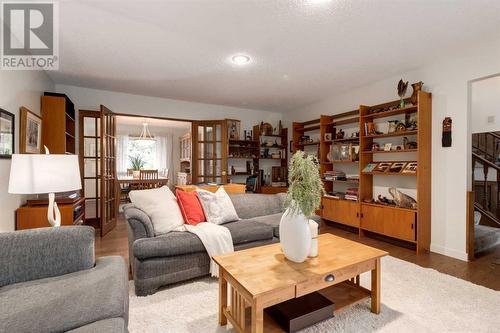 41 Strabane Place Sw, Calgary, AB - Indoor Photo Showing Living Room