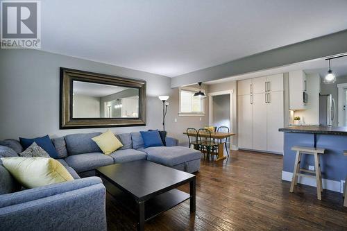 4804 Worcester Drive Sw, Calgary, AB - Indoor Photo Showing Living Room