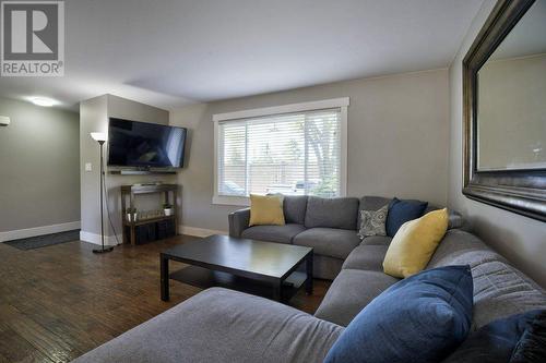 4804 Worcester Drive Sw, Calgary, AB - Indoor Photo Showing Living Room