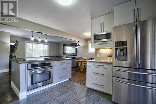 4804 Worcester Drive Sw, Calgary, AB - Indoor Photo Showing Kitchen With Stainless Steel Kitchen With Upgraded Kitchen