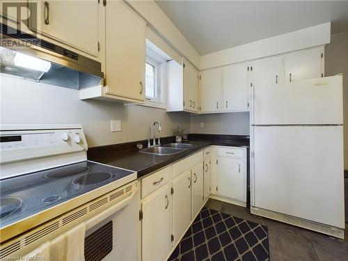 640 Barnes Avenue, Saugeen Shores, ON - Indoor Photo Showing Kitchen With Double Sink