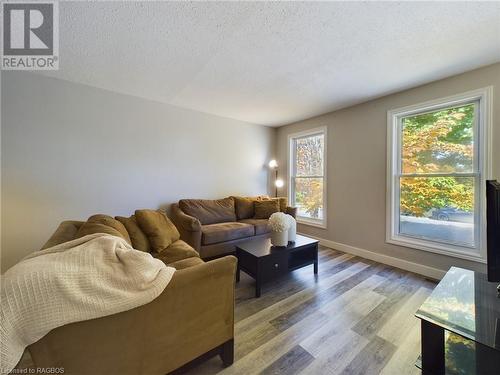 640 Barnes Avenue, Saugeen Shores, ON - Indoor Photo Showing Living Room