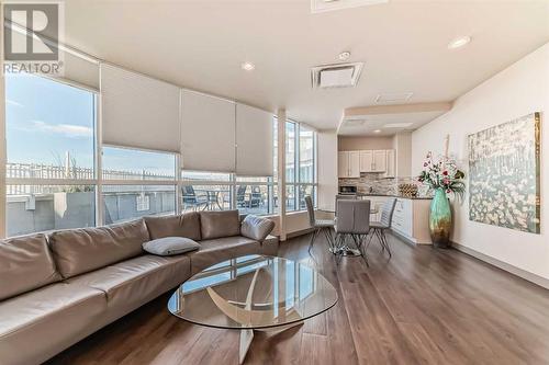 906, 32 Varsity Estates Circle Nw, Calgary, AB - Indoor Photo Showing Living Room