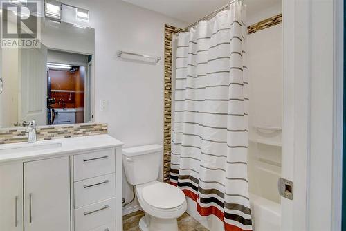 572 Sunridge Crescent W, Lethbridge, AB - Indoor Photo Showing Bathroom