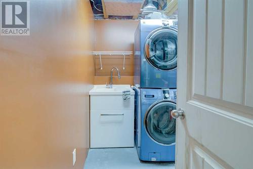 572 Sunridge Crescent W, Lethbridge, AB - Indoor Photo Showing Laundry Room