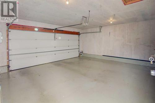 572 Sunridge Crescent W, Lethbridge, AB - Indoor Photo Showing Garage