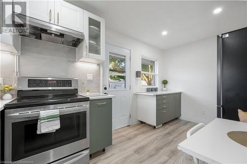 33 3 Avenue, Cambridge, ON - Indoor Photo Showing Kitchen