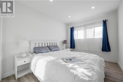 33 3 Avenue, Cambridge, ON - Indoor Photo Showing Bedroom