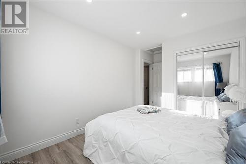 33 3 Avenue, Cambridge, ON - Indoor Photo Showing Bedroom