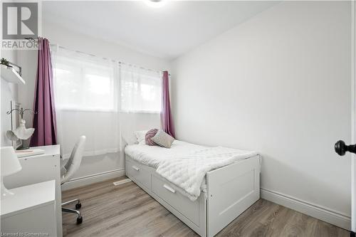 33 3 Avenue, Cambridge, ON - Indoor Photo Showing Bedroom