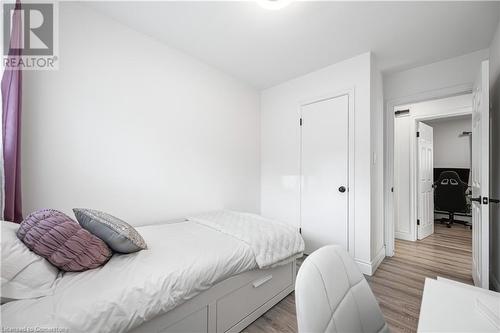 33 3 Avenue, Cambridge, ON - Indoor Photo Showing Bedroom