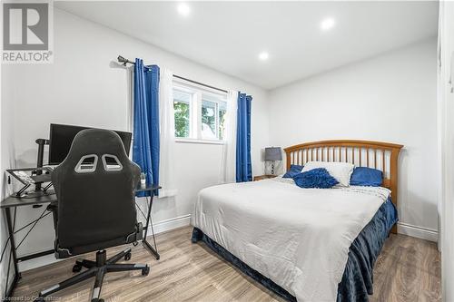 33 3 Avenue, Cambridge, ON - Indoor Photo Showing Bedroom